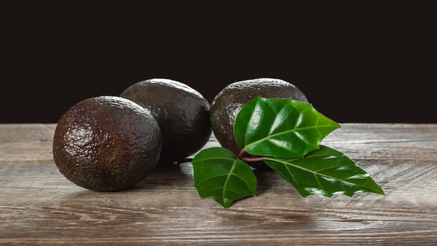 Avocado op een houten ondergrond