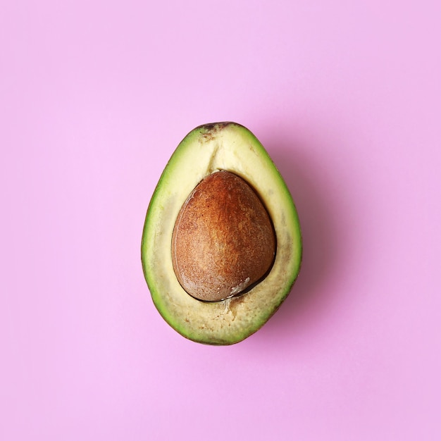 Avocado op een roze ondergrond