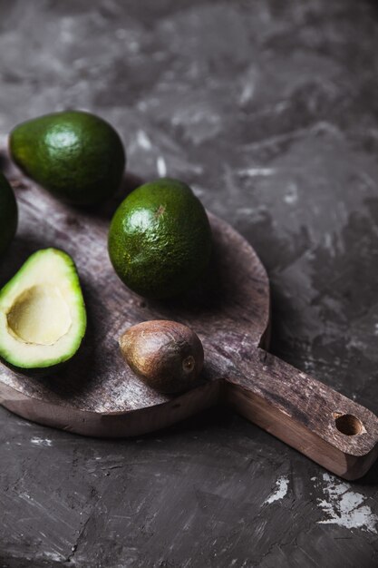 Avocado op een snijplank met een theedoek in vintage stijl