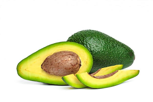 Avocado op een witte achtergrond wordt geïsoleerd die