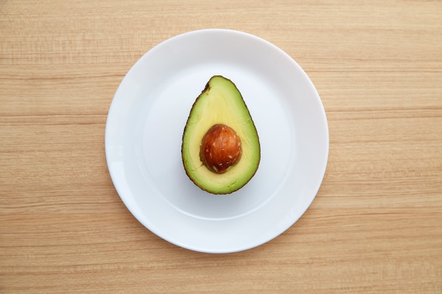 Avocado op een witte plaat Gezond