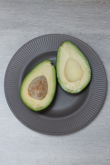 Foto avocado op grijze plaat