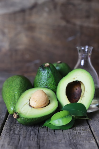 Avocado op houten achtergrond