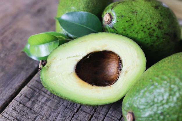 Avocado op houten achtergrond