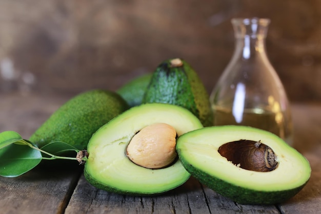 Avocado op houten achtergrond