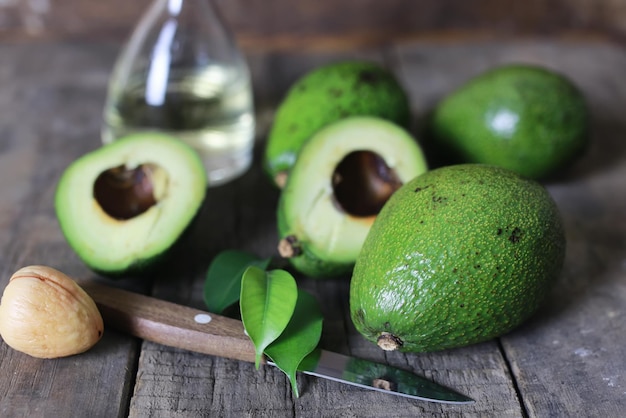 Avocado op houten achtergrond