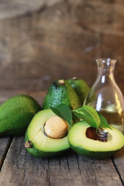 avocado op houten achtergrond