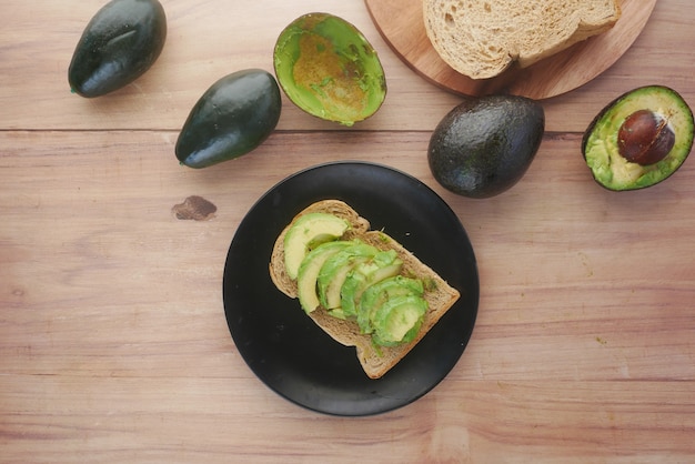 Avocado op sneetje bruin brood op tafel