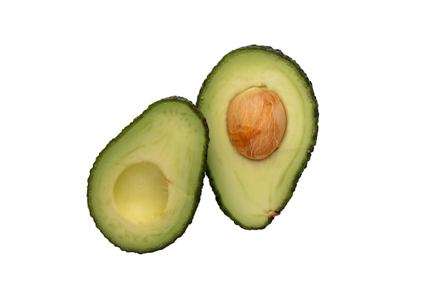 Avocado op witte achtergrond wordt geïsoleerd die