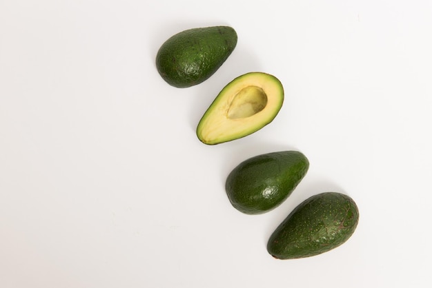 Avocado op witte achtergrond