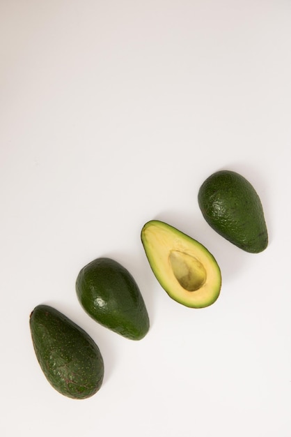 Avocado op witte achtergrond