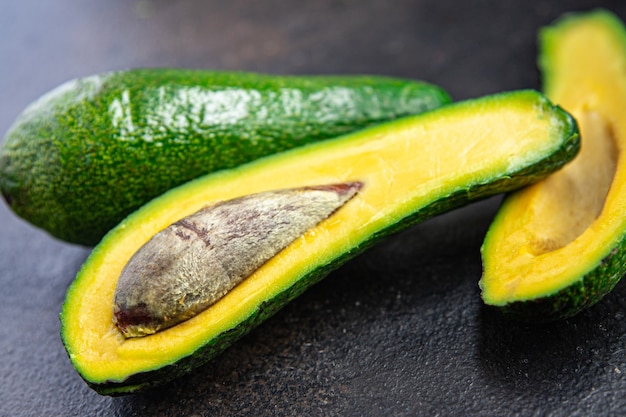 avocado rijp fruit vers gedeelte klaar om te eten maaltijd snack op tafel kopieer ruimte voedsel achtergrond