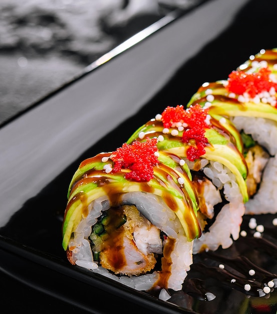 Avocado roll sushi met garnalen erin