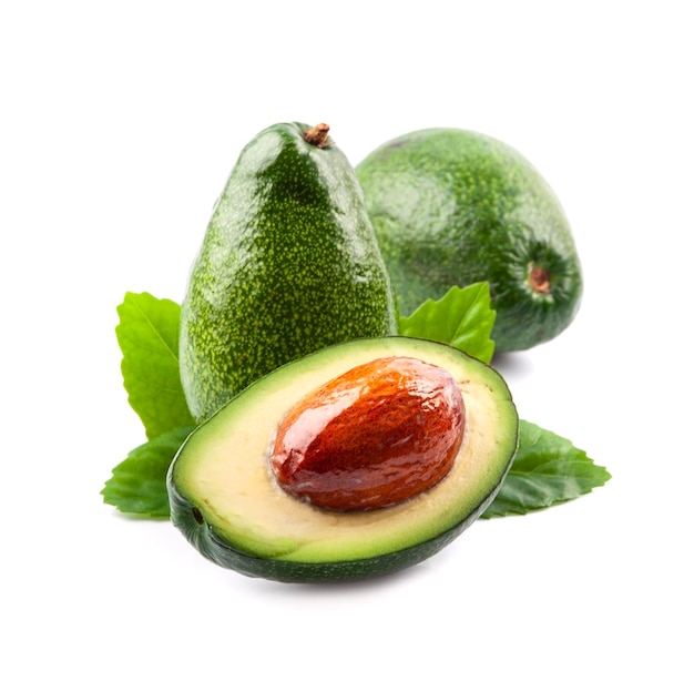 Avocado's fruit met bladeren op een witte achtergrond. Gezond voedselingrediënt.