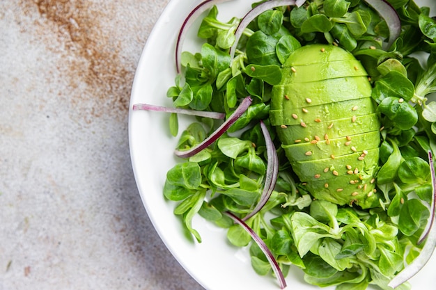 avocado salade groene bladeren verse gezonde maaltijd voedsel snack op tafel kopie ruimte voedsel achtergrond