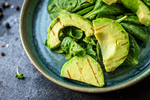 Avocado salade groente gebakken gegrilde sla spinazie rucola snack