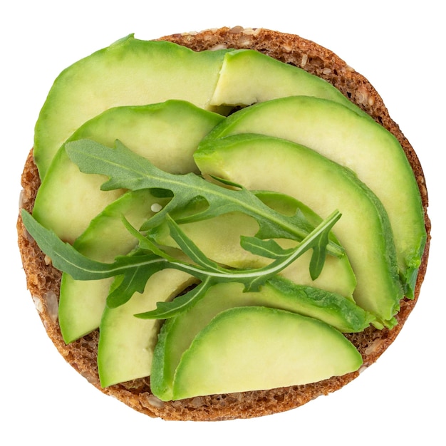 Avocado sandwich op donker roggebrood met spinazie geïsoleerd op een witte achtergrond, bovenaanzicht.