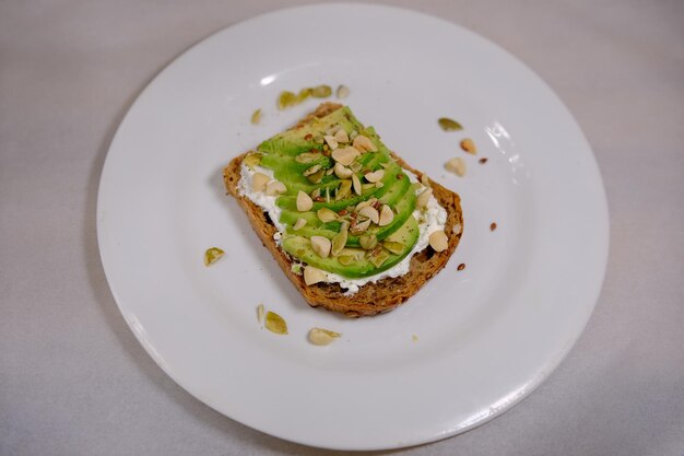 Avocado sandwiches halve avocado met pinda's en pompoenpitten op een witte achtergrond