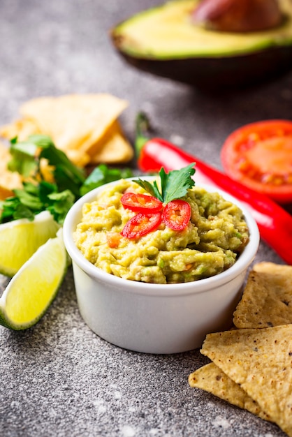 Avocado saus guacamole met maïs chips nachos