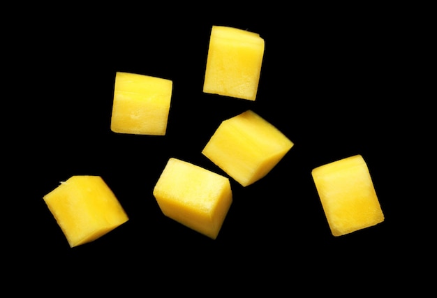 Photo avocado slices on black background