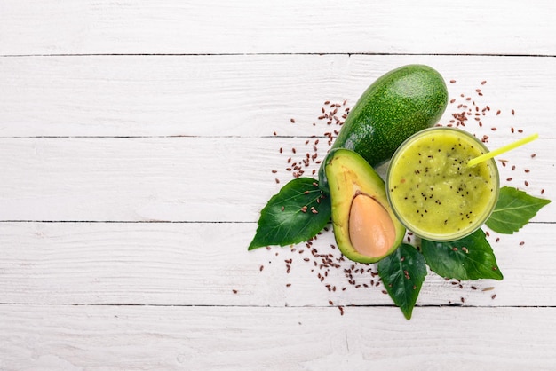 Avocado-smoothie en lijnzaad en noten Op een houten achtergrond Vrije ruimte voor tekst Bovenaanzicht