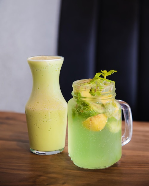 Photo avocado smoothie and lime mojito