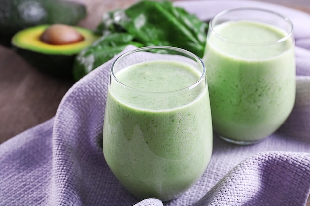 Avocado smoothie op servet close-up