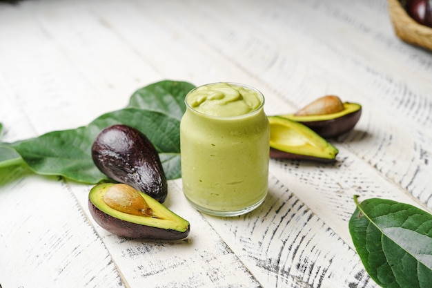 Avocado spinazie en groene smoothie gezonde voeding witte achtergrond