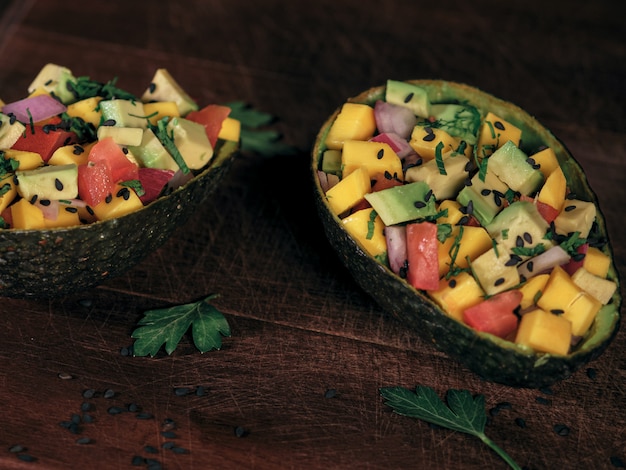 Photo avocado stuffed with fresh vegetables