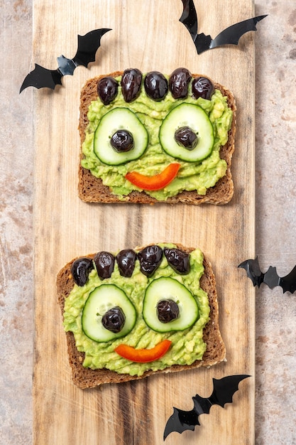 Foto il mostro verde del toast di avocado per halloween.