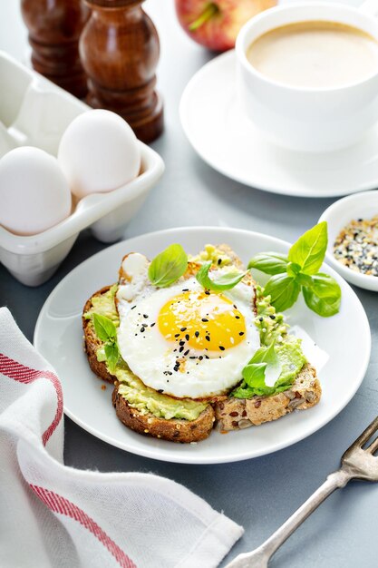 Foto avocado toast met gebakken ei