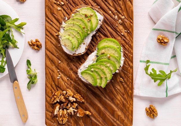 Avocado toast voor ontbijt of lunch met roggebrood pompoenpitten Vegetarisch eten bovenaanzicht