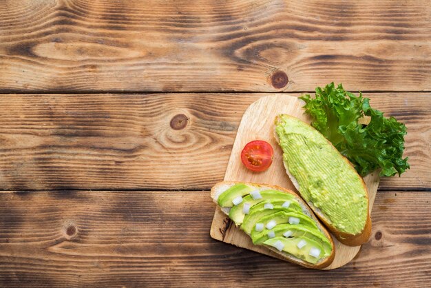 Toast di avocado con insalata mista e salutare. verdure biologiche fresche per cucinare alimenti dietetici.