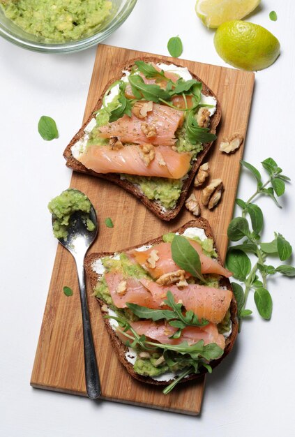 Photo avocado toast with salmon and cheese