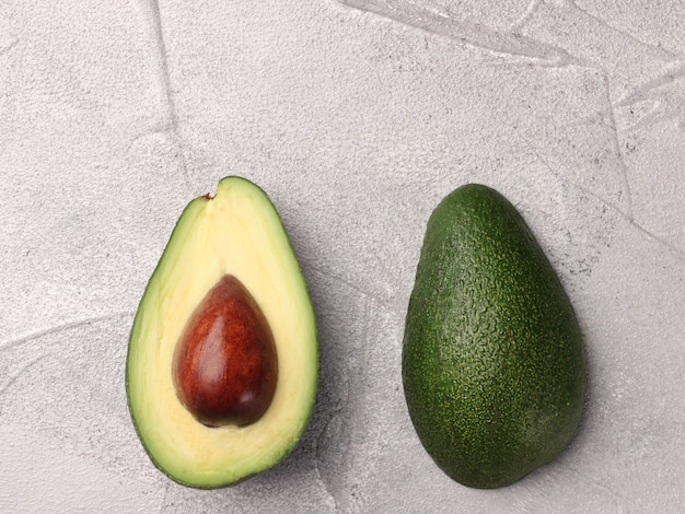 Foto avocado due metà su sfondo vista dall'alto