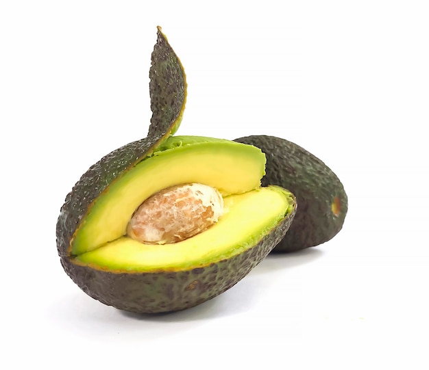 Avocado vol en in groep gesneden