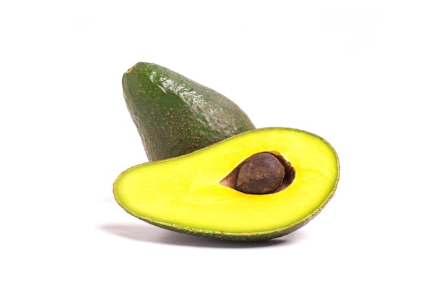 Avocado su uno sfondo bianco isolato