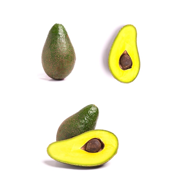 Foto avocado su uno sfondo bianco isolato