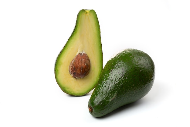 Avocado frutta intera e fette, isolate su sfondo bianco