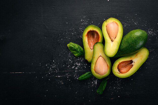 Avocado su uno sfondo di legno vista dall'alto spazio libero per il testo