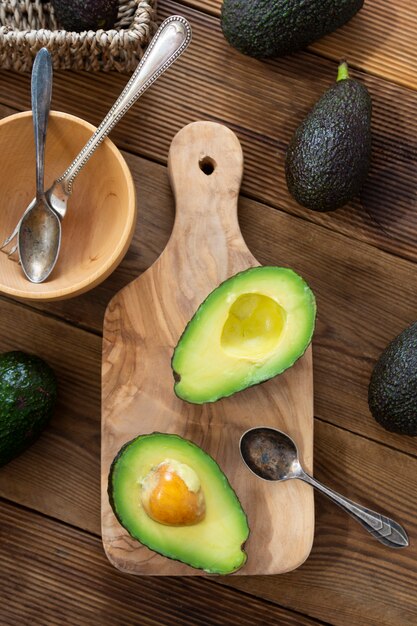 Photo avocado on wooden table, isolated. healthy food.