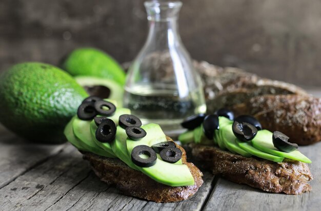 Avocadobrood en olijven