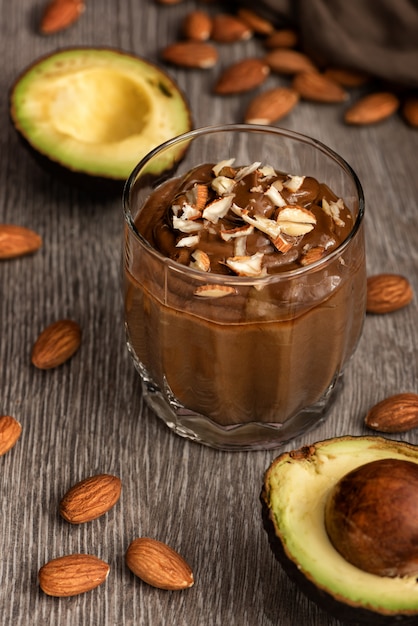 Avocadodessert met cacao in een glas