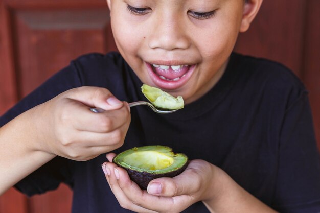 Avocadofruit ter beschikking klaar om te eten