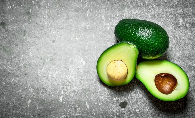 Avocadogroen op de stenen tafel.