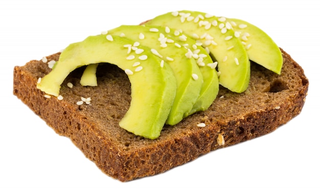 Avocadoplakken op roggebrood met sesam