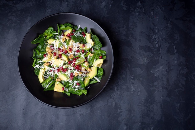 Avocadosalade met spinazie, granaatappel, walnoten en kaas