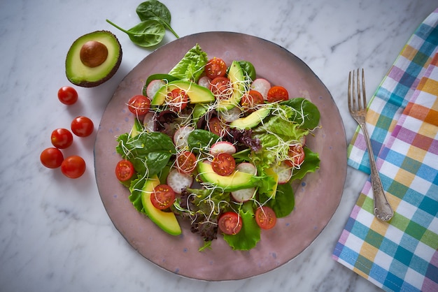 Avocadosalade met spruitentomatenspinazie