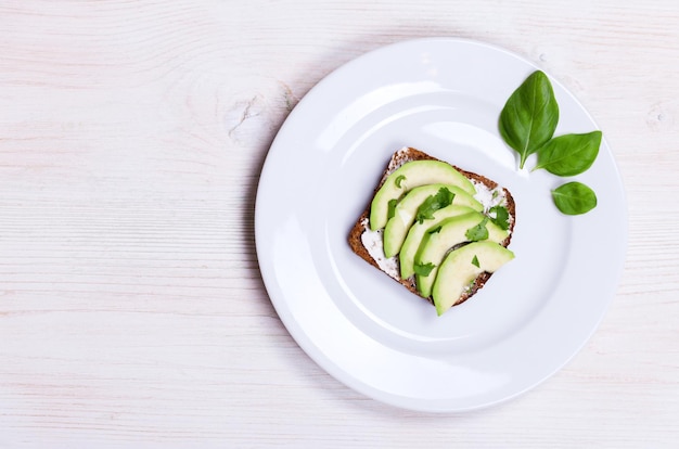 Avocadosandwich op donker roggebrood gemaakt met vers gesneden avocado's van bovenaf