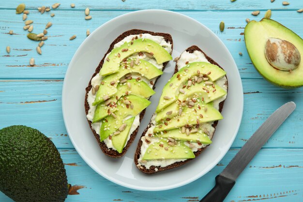 Avocadosandwich op donker roggebrood gemaakt met vers gesneden avocado's